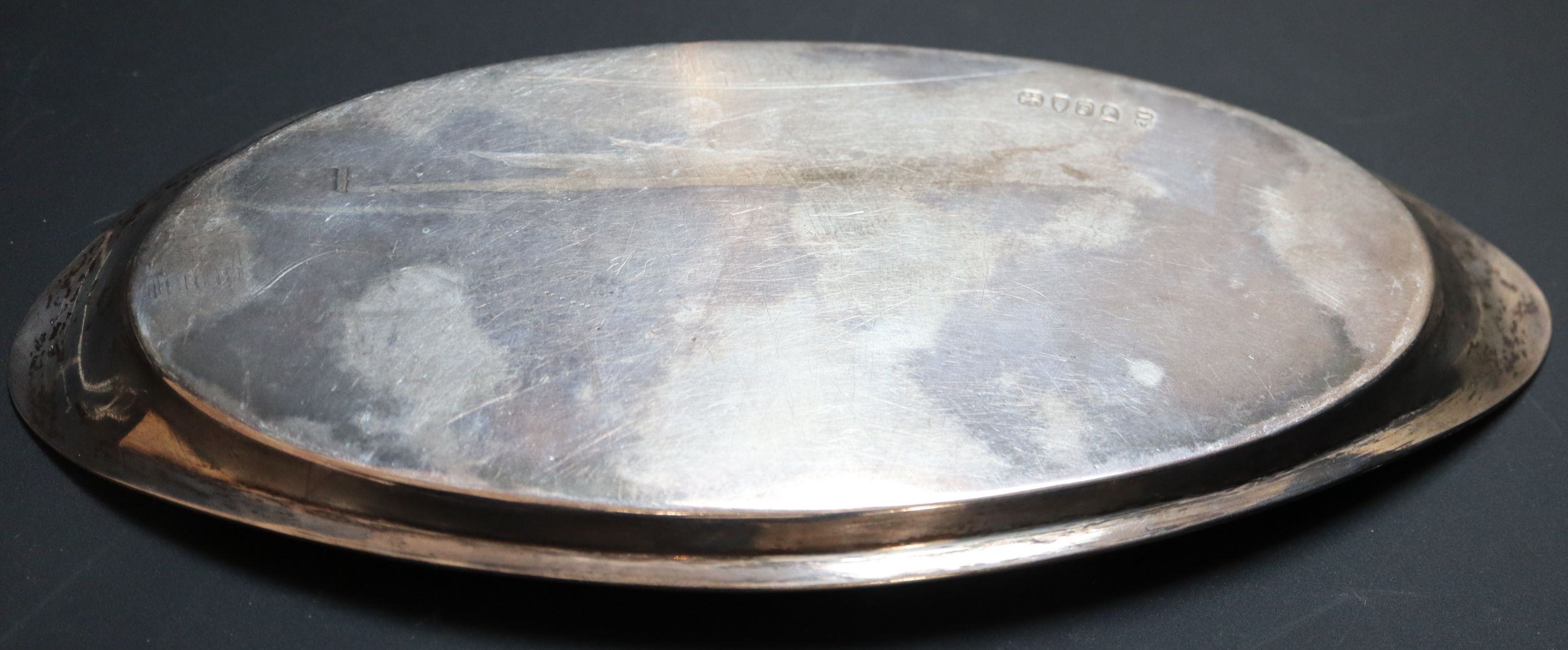A George III oval silver snuffer stand, 23.3cm, 4.5oz.